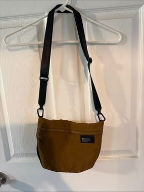 lululemon crossbody bag